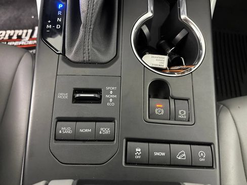 Used 2021 Toyota Highlander XLE AWD/4WD image 21