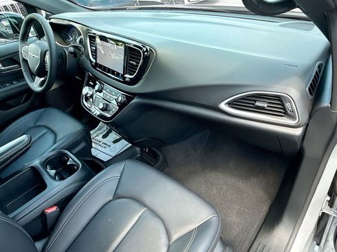 Used 2026 Chrysler Pacifica Select image 34