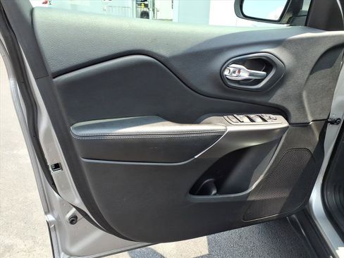 Used 2019 Jeep Cherokee Latitude w/ Popular Appearance Group FWD image 14