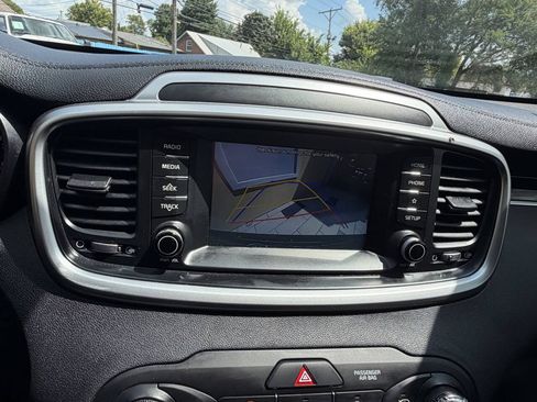 Used 2020 Kia Sorento FWD V6 image 11