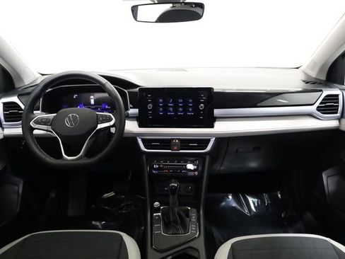 Used 2025 Volkswagen Taos SE w/ Black Wheel Package image 12