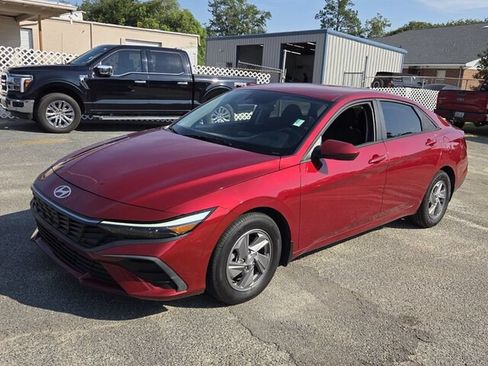 Used 2025 Hyundai Elantra SE FWD image 4