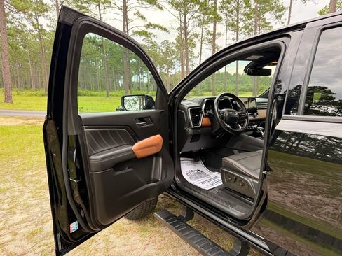 Used 2023 GMC Canyon AT4 w/ Canyon Safety Plus Package AWD/4WD image 11