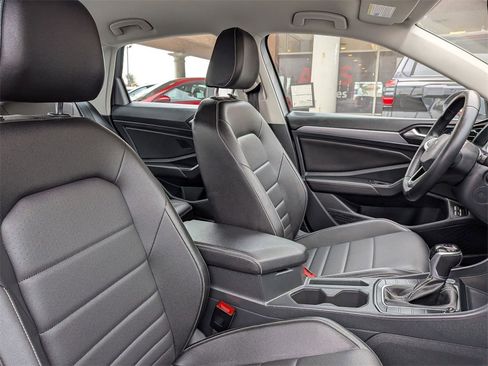 Used 2024 Volkswagen Jetta SE image 32