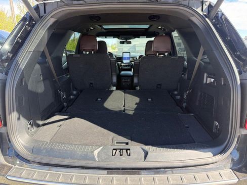Used 2023 Ford Explorer Platinum w/ Technology Package AWD/4WD image 7