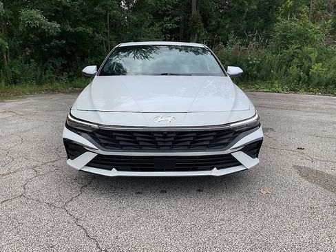 Used 2025 Hyundai Elantra Limited FWD image 2