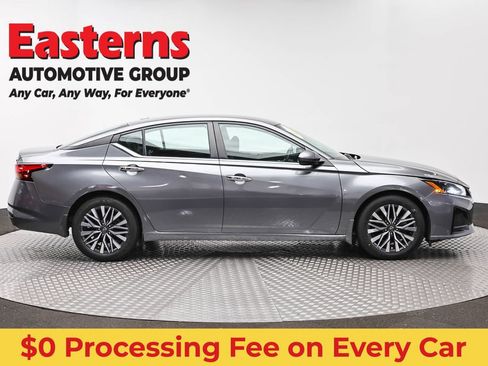 Used 2023 Nissan Altima 2.5 SV FWD image 3