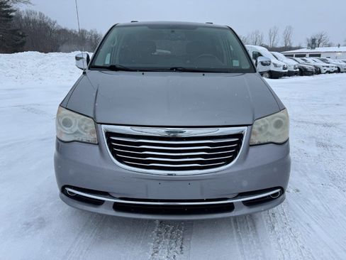 Used 2013 Chrysler Town & Country Limited image 8