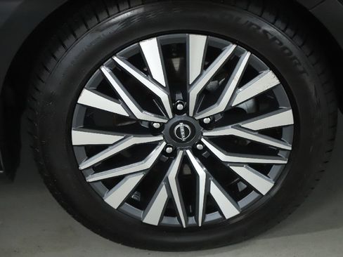 Used 2024 Nissan Altima 2.5 SV FWD image 10