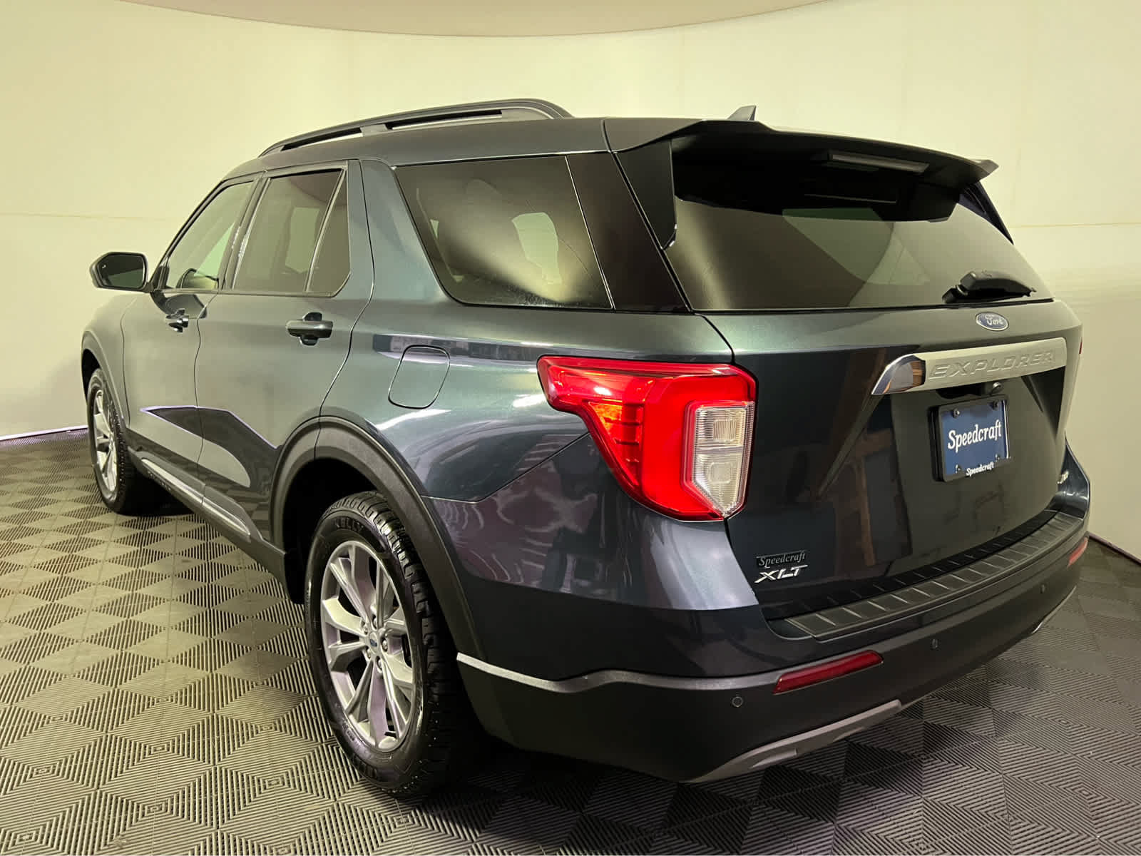 Used 2022 Ford Explorer XLT w/ Equipment Group 202A AWD/4WD image 5