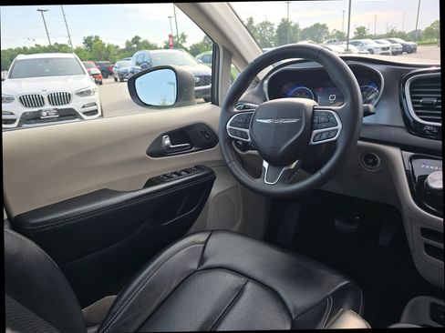 Used 2023 Chrysler Pacifica Touring-L FWD image 14