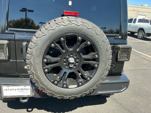 Used 2018 Jeep Wrangler Unlimited Sahara image 33