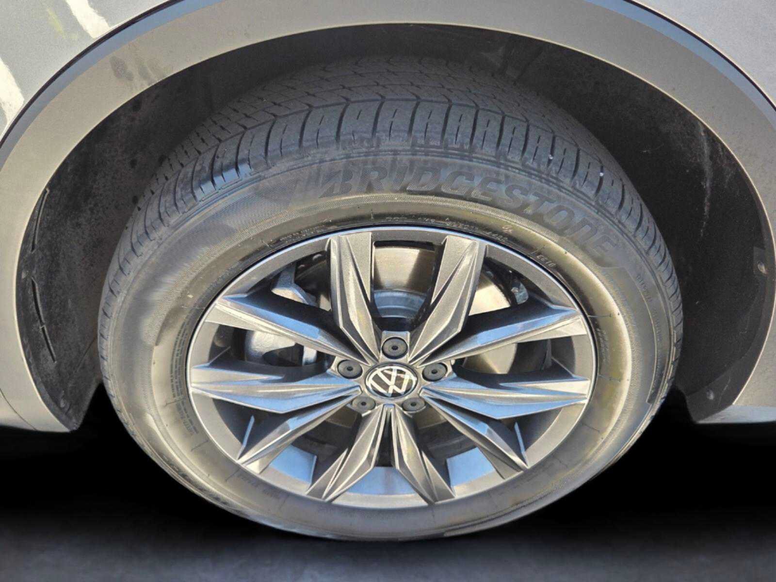 Used 2023 Volkswagen Tiguan SE w/ Panoramic Sunroof Package AWD/4WD image 8