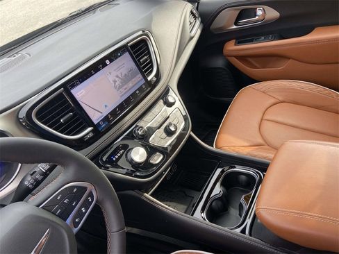 Used 2025 Chrysler Pacifica Pinnacle image 28