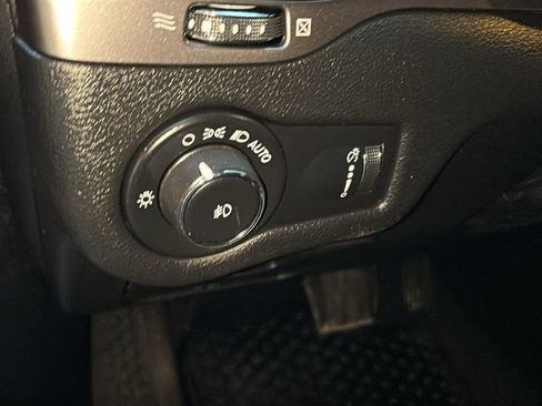 Used 2019 Jeep Cherokee Latitude w/ Cold Weather Group image 10