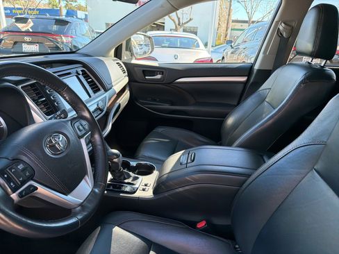 Used 2017 Toyota Highlander XLE image 6