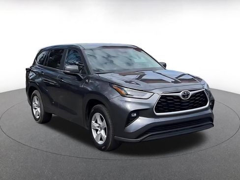 Used 2025 Toyota Highlander LE image 3