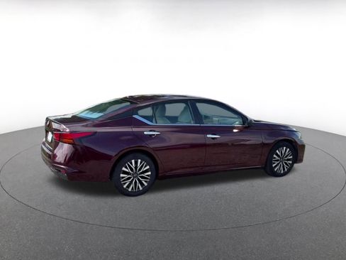 Used 2025 Nissan Altima 2.5 SV FWD image 12