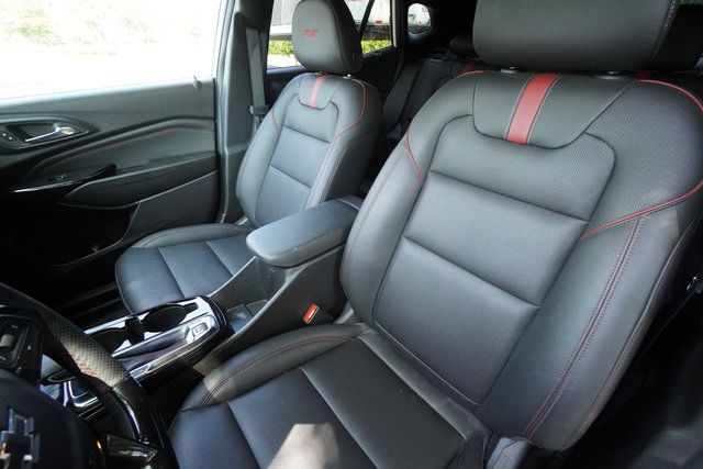 Used 2025 Chevrolet Trax RS FWD image 19