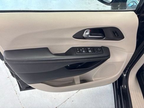 Used 2024 Chrysler Pacifica Limited FWD image 17