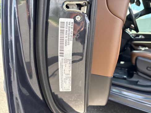 Used 2020 Chrysler Pacifica Limited w/ Tire & Wheel Group FWD image 36