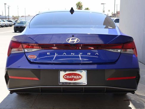 Used 2025 Hyundai Elantra SE FWD image 4