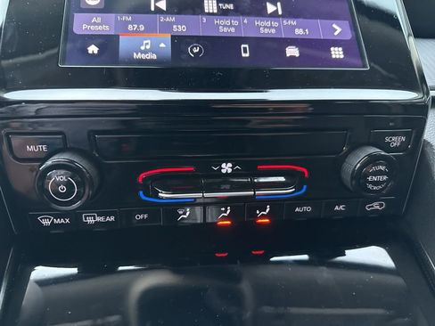 Used 2024 Jeep Grand Cherokee Laredo X image 60