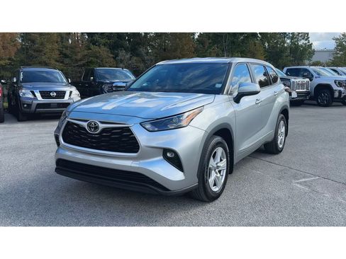 Used 2023 Toyota Highlander LE image 4