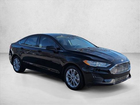 Used 2020 Ford Fusion SE image 3