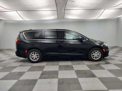 Used 2025 Chrysler Pacifica Select FWD image 7