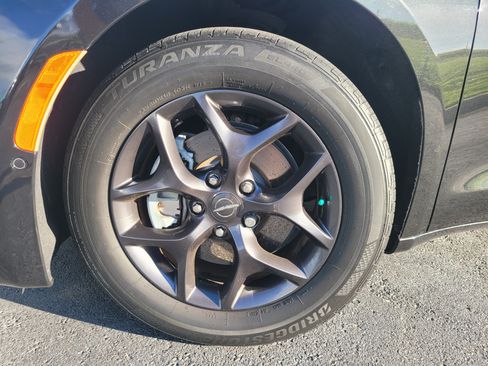 Used 2020 Chrysler Pacifica Limited w/ Advanced Safetytec Group FWD image 9