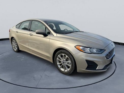 Used 2019 Ford Fusion SE image 1