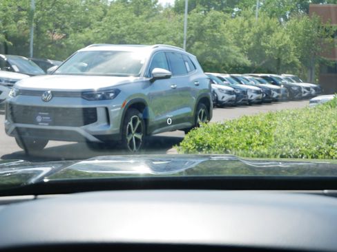 Certified 2025 Volkswagen Atlas SEL Premium R-Line AWD/4WD image 33
