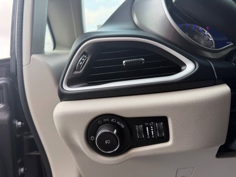 Used 2023 Chrysler Pacifica Touring-L FWD image 13
