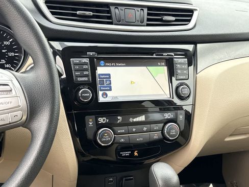 Used 2016 Nissan Rogue SV w/ SV Premium Package image 25