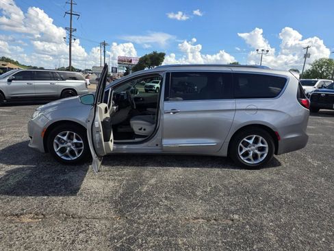 Used 2019 Chrysler Pacifica Limited FWD image 9