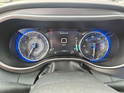 Used 2023 Chrysler Pacifica Touring-L FWD image 18