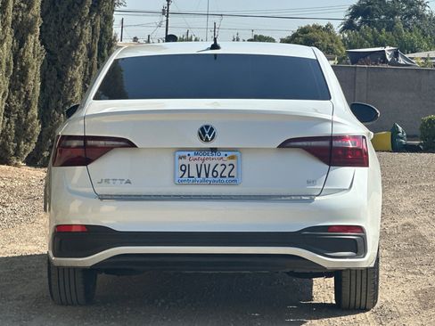 Certified 2024 Volkswagen Jetta SE w/ Panoramic Sunroof Package image 5
