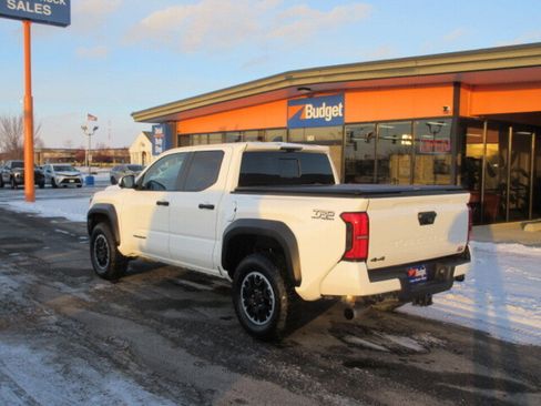 Used 2025 Toyota Tacoma TRD Off-Road image 3