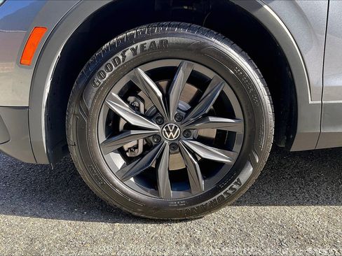Certified 2024 Volkswagen Tiguan SE w/ Panoramic Sunroof Package FWD image 8