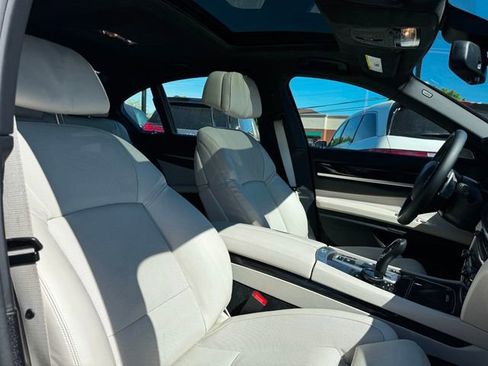 Used 2014 BMW 750i RWD image 29