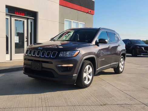 Used 2018 Jeep Compass Latitude w/ Popular Equipment Group FWD image 2