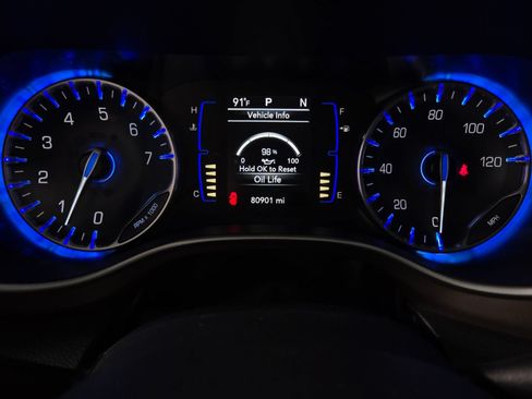 Used 2019 Chrysler Pacifica Touring Plus w/ Tire & Wheel Group FWD image 27
