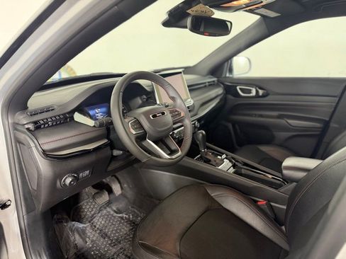 Used 2025 Jeep Compass Trailhawk AWD/4WD image 12