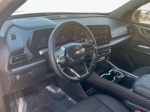 Used 2025 Chevrolet Traverse LT image 12