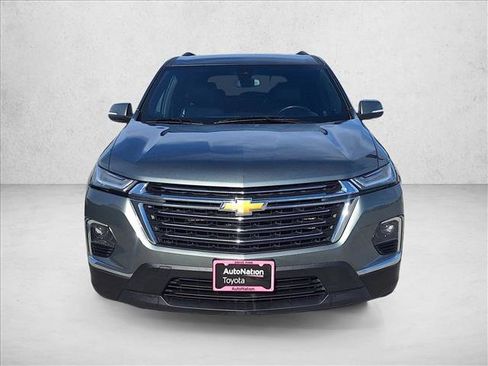 Used 2023 Chevrolet Traverse LT image 2