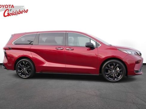 Used 2023 Toyota Sienna XSE image 5