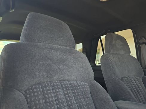 Used 2001 Chevrolet Blazer LS w/ Driver Convenience Pkg AWD/4WD image 16