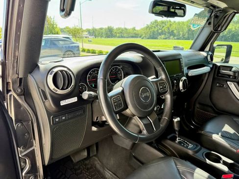 Used 2017 Jeep Wrangler Unlimited Rubicon w/ Connectivity Group AWD/4WD image 11