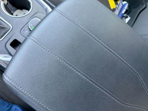 Used 2022 Chevrolet Traverse LT FWD image 25